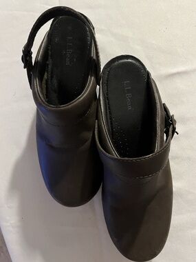 Pair of l.l.bean brown leather clogs Size 8 Women’s Or 40 eu